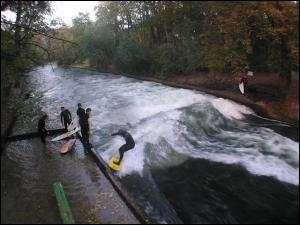 Surfingowa rzeka w Monachium