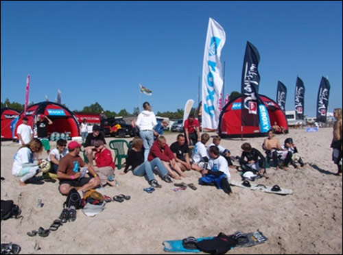 W sobotę zawodów ciąg dalszy - ma wiać. Wpadnijcie obejrzeć skoki a wieczorkiem zapraszamy na mega beach - party wysokich lotów by RedBull. 