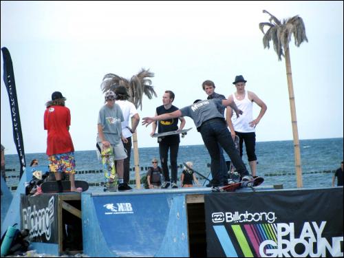 Mały skatepark na plaży ugościł czołowych riderów, którzy nie opuścili go do nocy