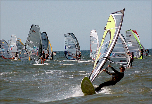 Robert Bałdyga pływający wave pomiędzy zawodnikami FW