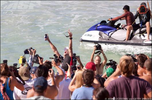 Jest się z czego cieszyć - Mick Fanning pośrodku tłumu fanów