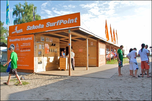 Baza szkoły SurfPoint na kampingu Maszoperia