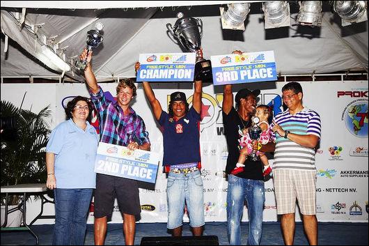 Steven, Kiri i Taty na podium