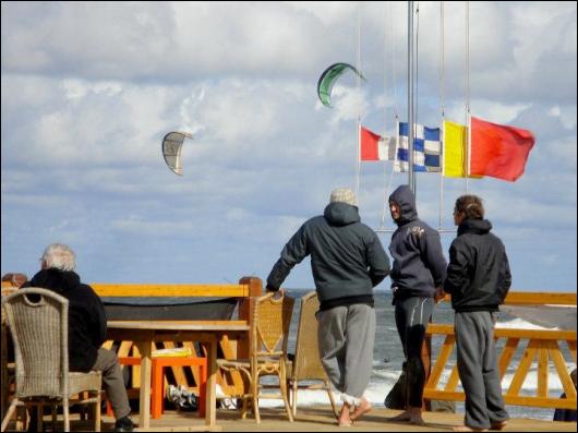 Widok na plażę - jeszcze wszystkie flagi w dole