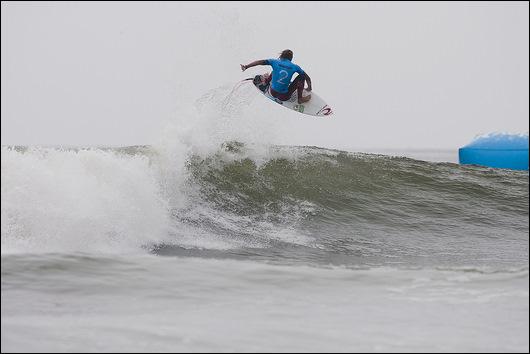 Owen Wright reprezentujący nową szkołę surfingu