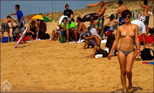 Typowa scena na francuskiej plaży