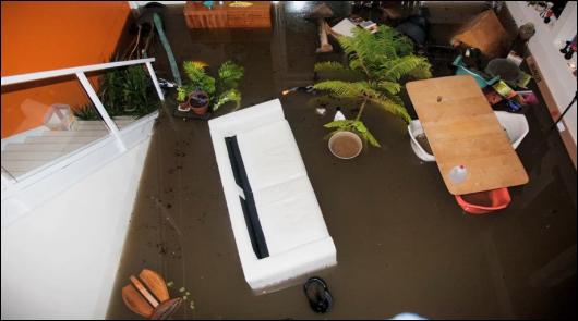 Woda po kolana na parterze domów surferó w Rockaway Beach już po huraganie Sandy