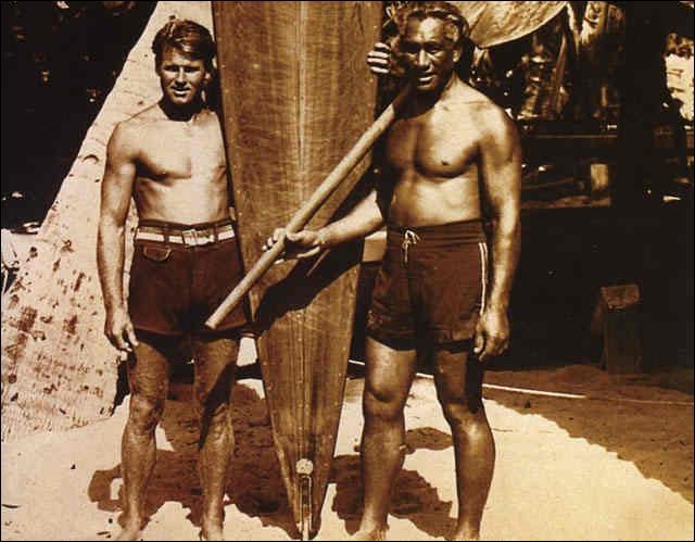 Tom Blake i Duke Kahanamoku z unikalnym dziś paddleboardem